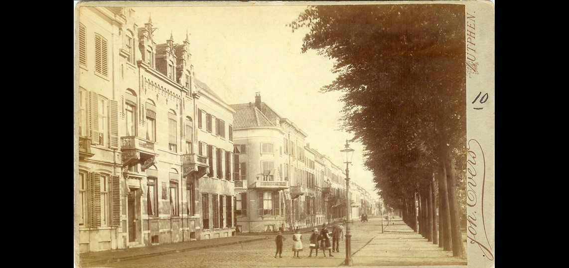 De IJsselkade voor de hoek met de Brugstraat, ca. 1885. In het hoekhuis aan de linkerzijde woonde later de familie Barto.